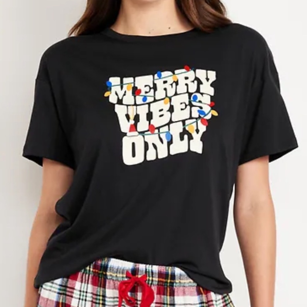 Old Navy Women’s Holiday Graphic‎ T-shirt
